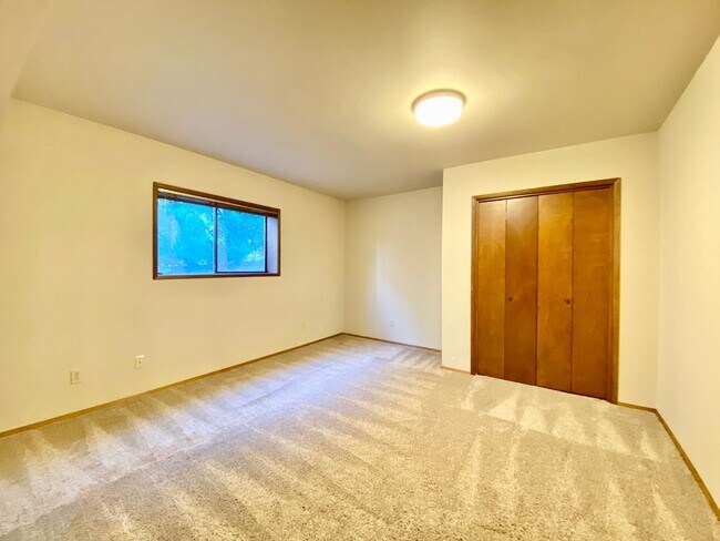 Building Photo - Spacious Somerset Home on a Large Flat Lot