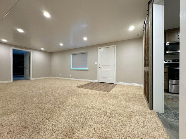 Building Photo - 275 N 600 E