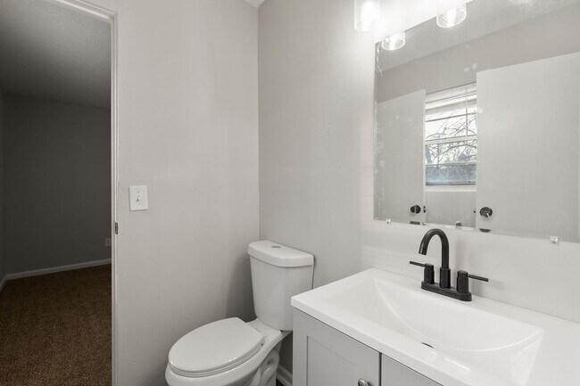 Building Photo - 3 Bed | 1.5 Bath — Comfortable Living in a Great Location