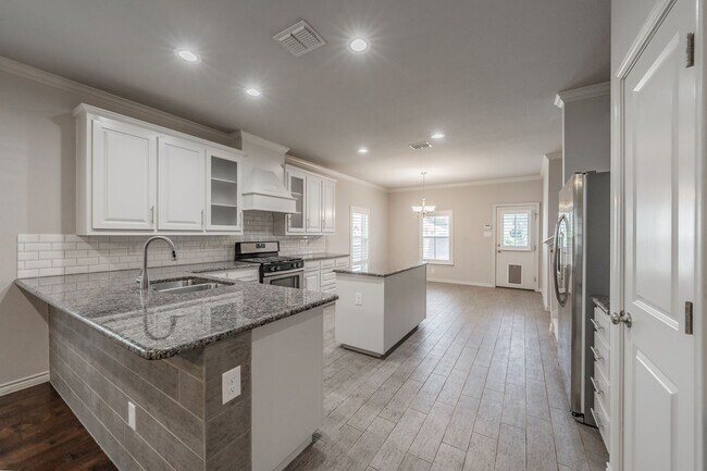 Building Photo - Charming 3-Bedroom, 2-Bathroom Townhome – ...