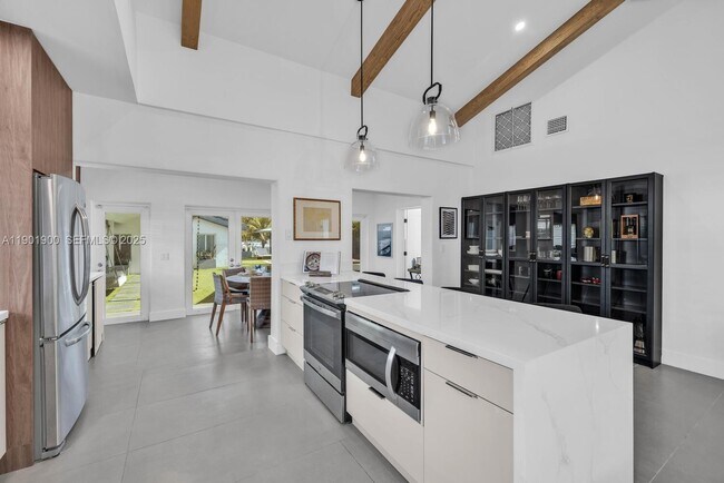 Building Photo - 901 NW 7th Street Rd