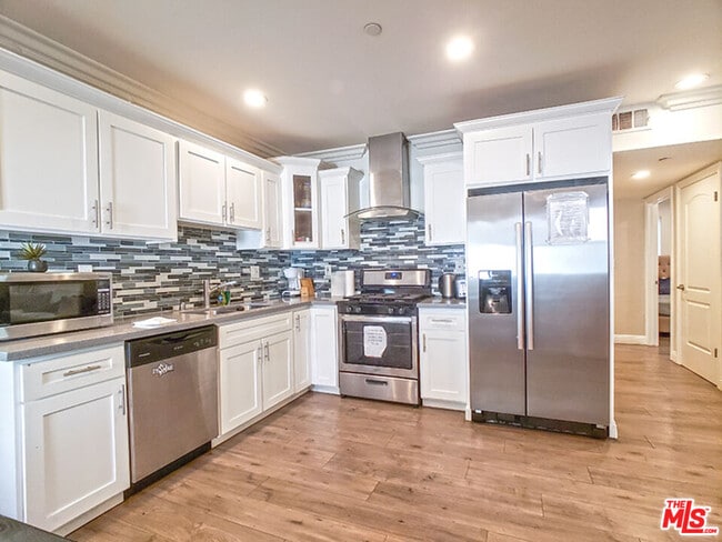 Building Photo - 965 N Wilton Pl