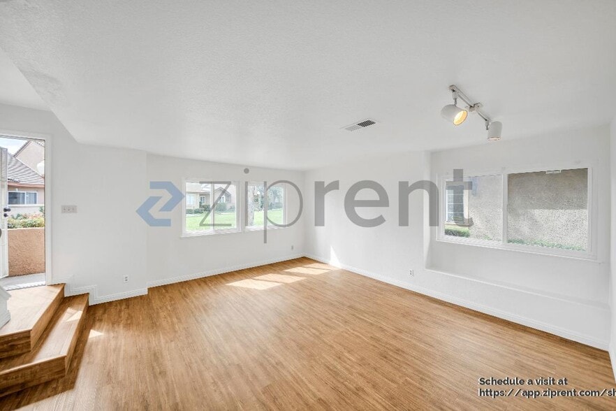 Building Photo - 12526 Pinehurst St