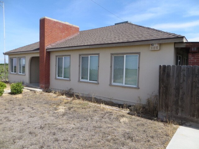 Building Photo - Country Home, 4BR+ Den/2BA, Blt 1960’s - L...