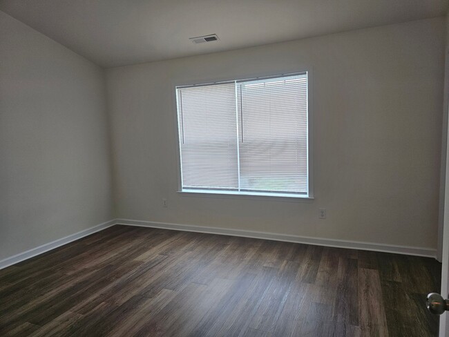 Building Photo - Spacious Duplex close to schools and shopping.