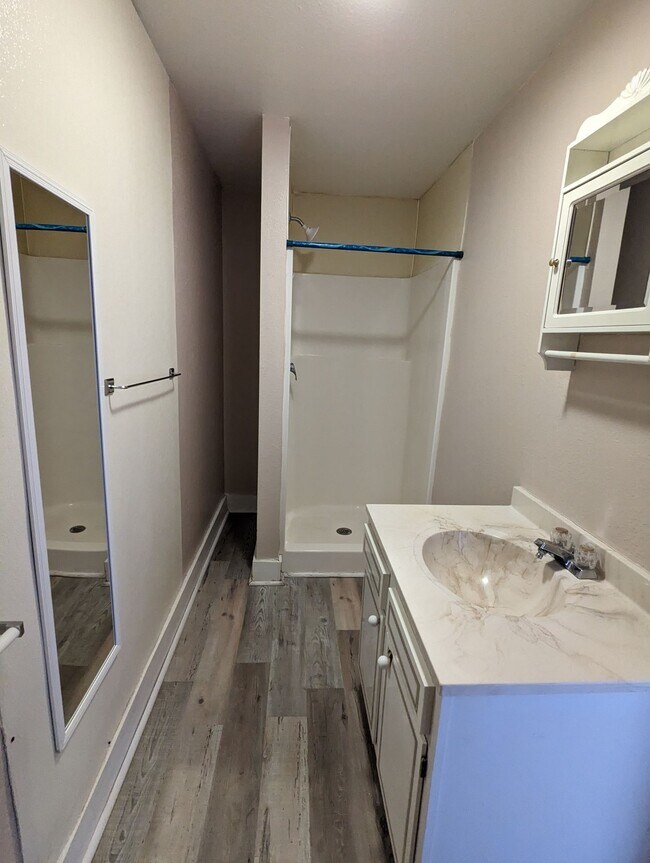 Building Photo - $1250 - 2 Bedroom 1 Bath Apartment - Heart of the City!