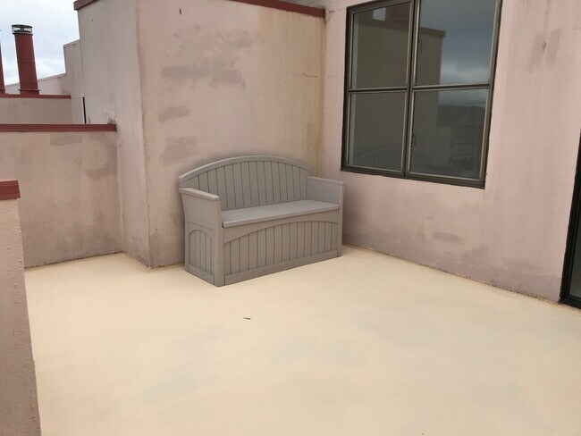 Building Photo - Studio w/Amazing Views, Walk-in Closet, Pa...
