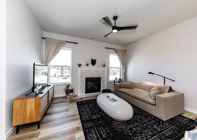 Building Photo - Beautiful Townhome Next to Nature on Westside