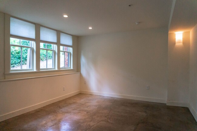 Building Photo - One-Bedroom Apartment on Beautiful Lot in ...