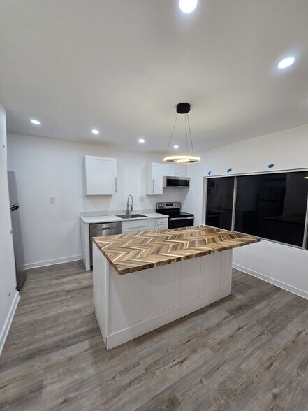 Primary Photo - 7345 Penrose St