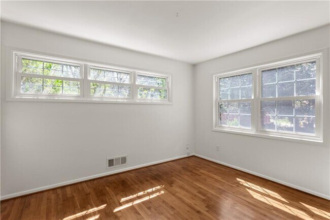 Building Photo - 2866 Highland Dr SE