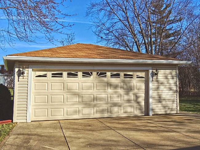 Building Photo - Newly Renovated 3-Bed, 1-Bath Bedford Ranch — Move-In Ready