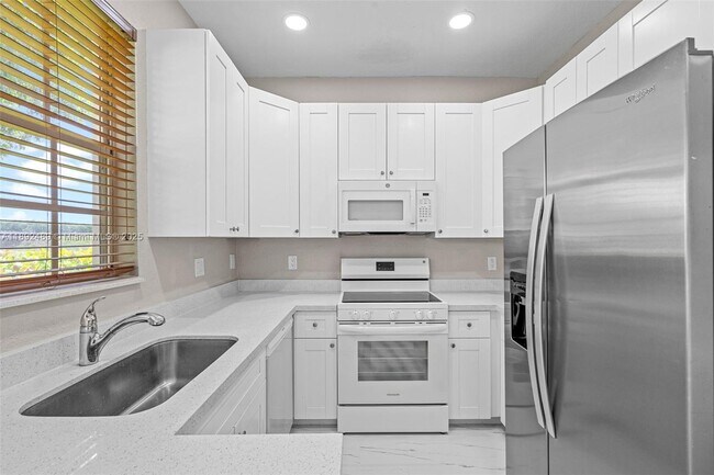 Building Photo - 443 NE 21st Terrace
