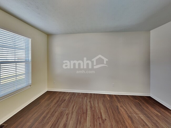 Building Photo - 2159 Glenview Dr