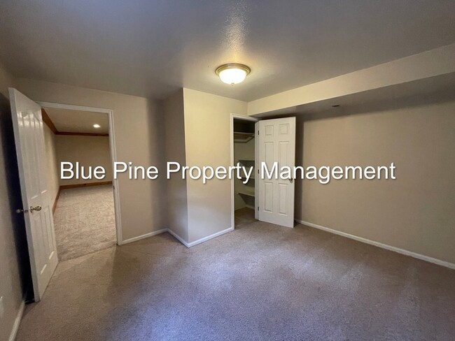 Building Photo - 810 Tennis Ct Dr