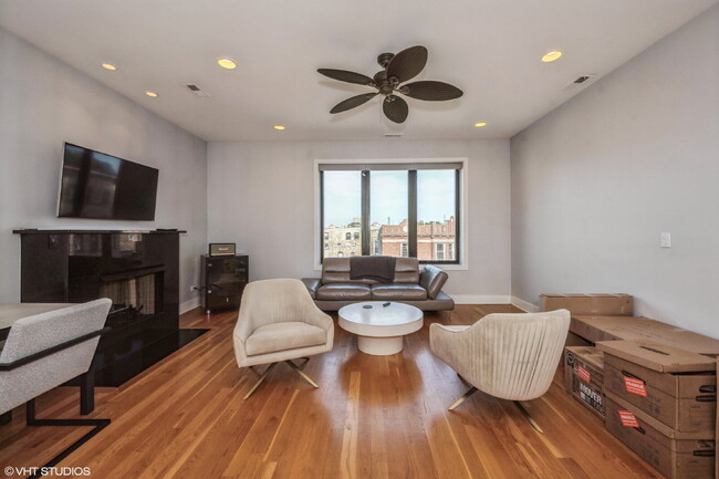 Building Photo - Impeccable 3 bedroom 2.5 bath condo located in the heart of Ukrainian Village / Humboldt Park / W...