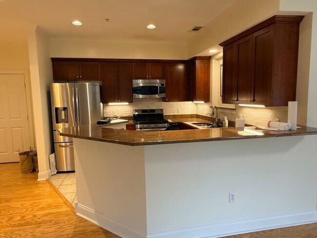 Building Photo - 2000 Davenport Ave