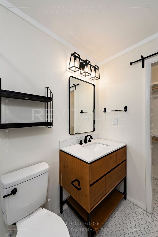 Building Photo - Beautifully Updated 3 Bed 2 Bath Home in D...