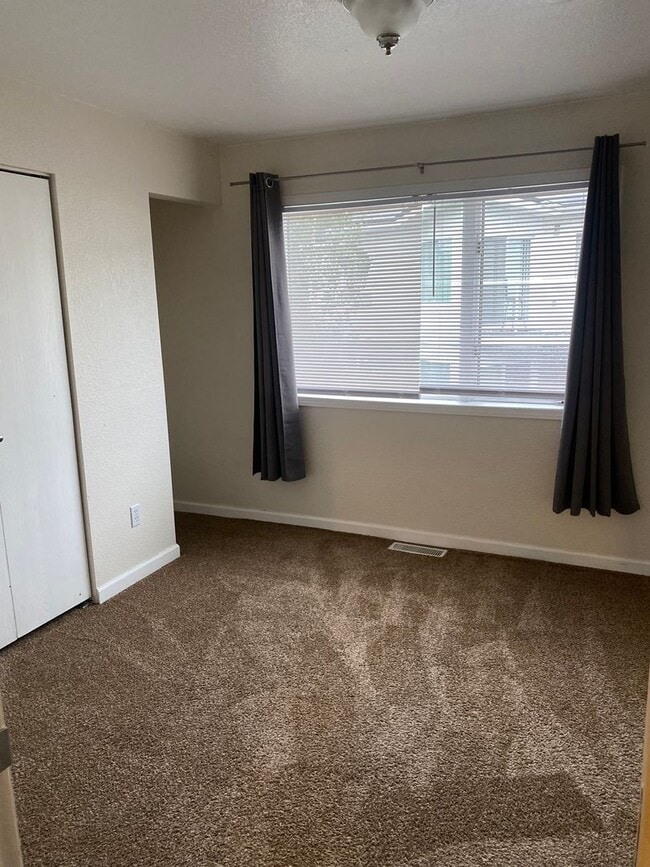 Building Photo - Stunning 2 Bed / 1.5 Bath East Anchorage T...
