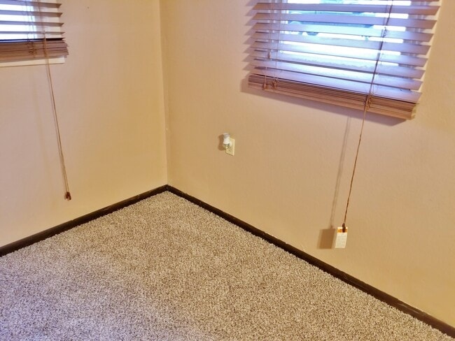 Building Photo - Very nice 3BR Rancher with appliances near Shunga Trails!