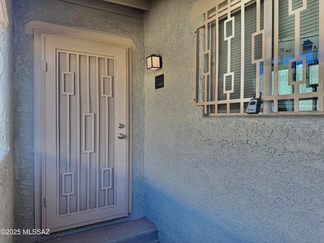 Building Photo - 3323 E Blacklidge Dr