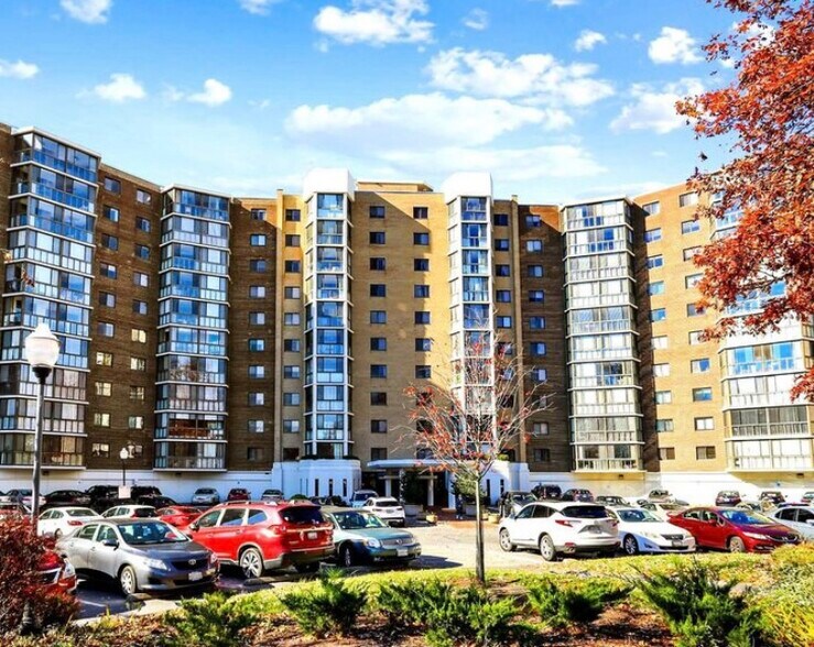 Building Photo - 15115 Interlachen Dr