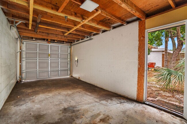 Building Photo - 2078 Loma Linda Way N