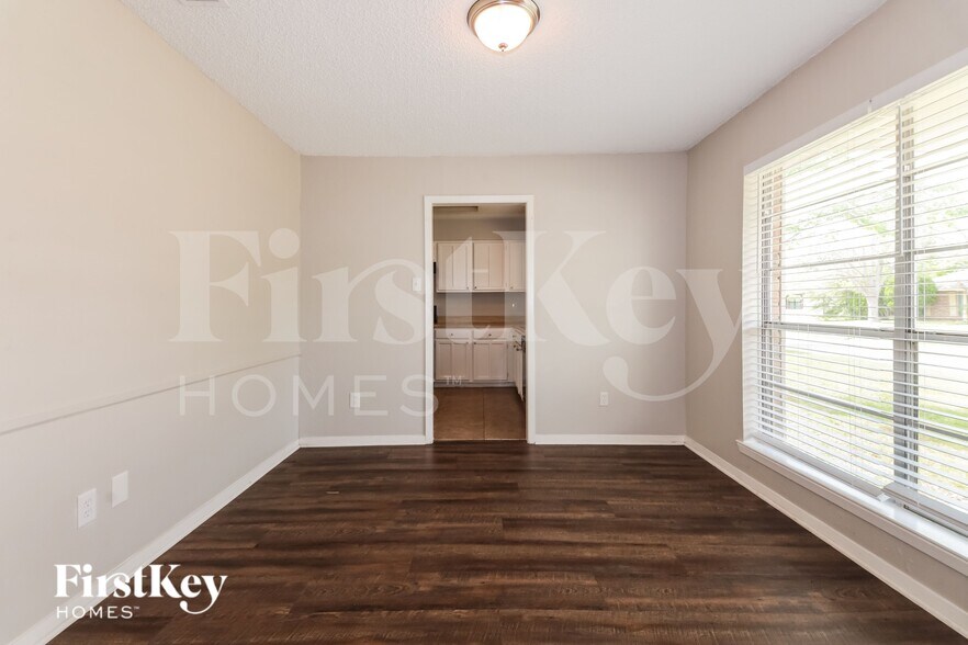 Building Photo - 8902 Deerwood Dr