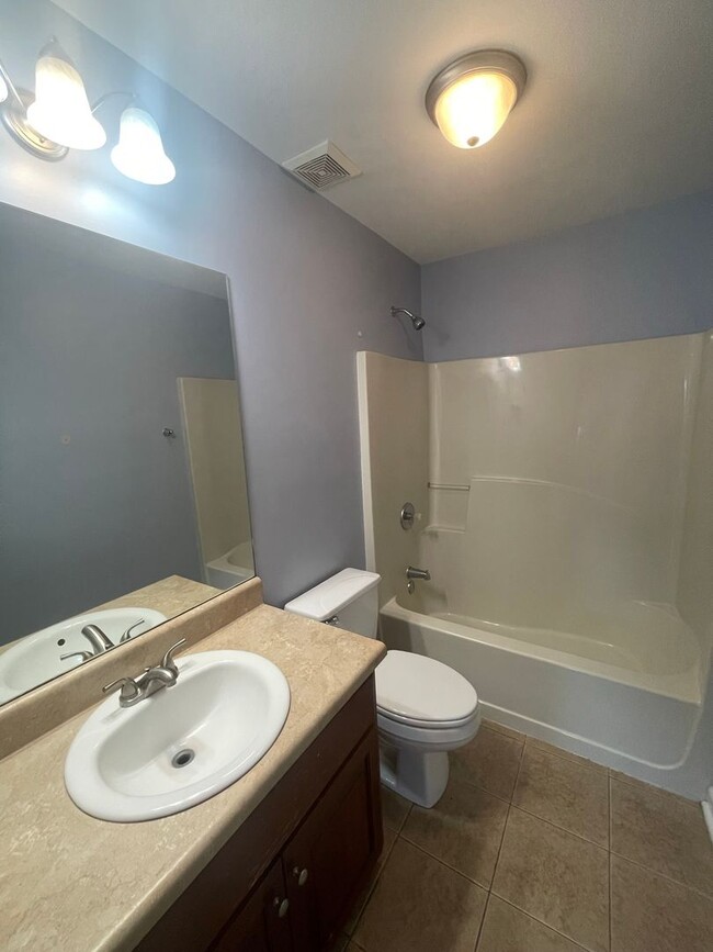 Building Photo - Eagle Landing Subdivision - Hardwood Floor...