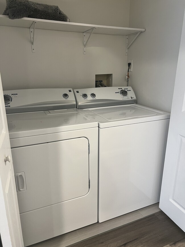 Laundry - 7711 Heatherside Ln