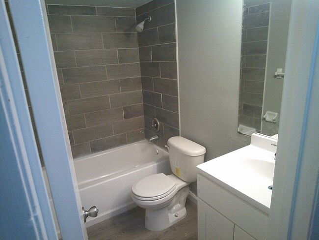 Building Photo - Townhomes 2 beds with den.  MOVE IN TODAY