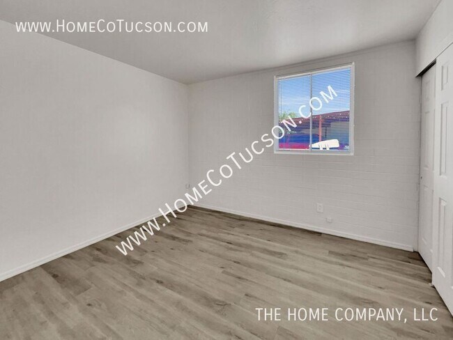 Building Photo - 3966 E Sylvane Dr