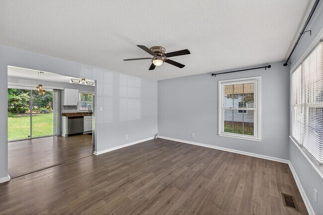 Building Photo - 2527 Country Club Rd