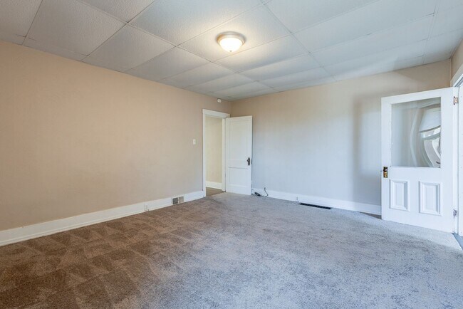 Building Photo - AVAILABLE APRIL 2026