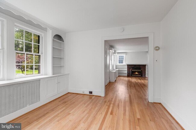 Building Photo - 4215 Chesapeake St NW