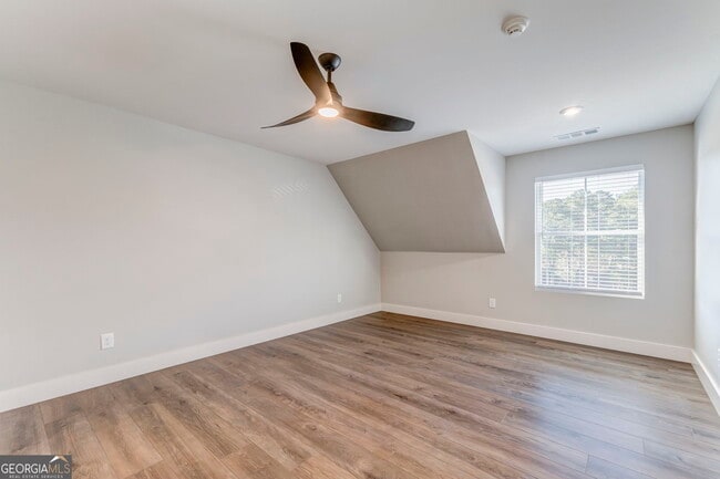 Building Photo - 79 Chateau Dr SE