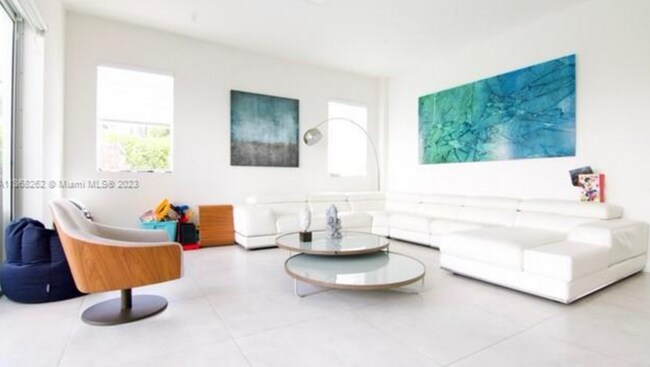 Building Photo - 10045 NW 76th Ter