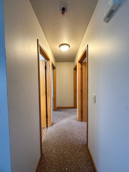 Building Photo - 2029 Green Valley Dr