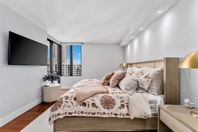 Building Photo - 520 Brickell Key Dr