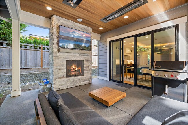 Building Photo - 4bd/4.75ba Bellevue House
