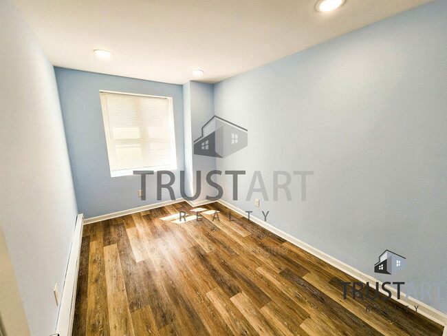 Building Photo - 1933 Colonial St