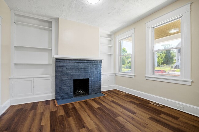 Building Photo - PRICE DROP on Completely Renovated 3 Bedro...