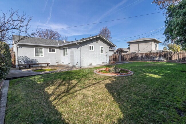 Building Photo - 218 E Longview Ave