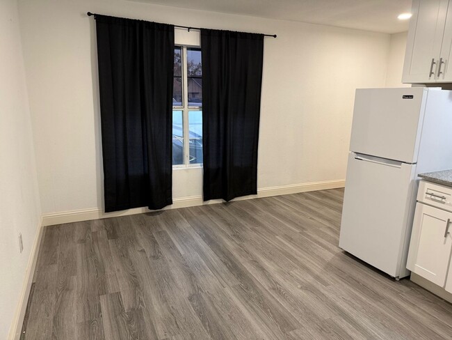 Building Photo - 1043 Elmwood-