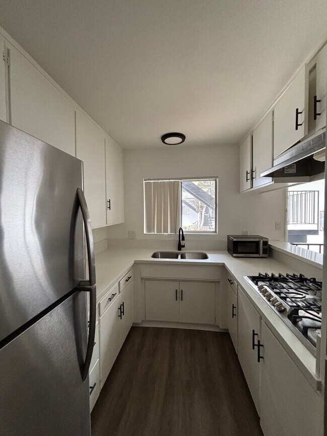 Primary Photo - One-Bedroom Torrance Apartment with Stainl...