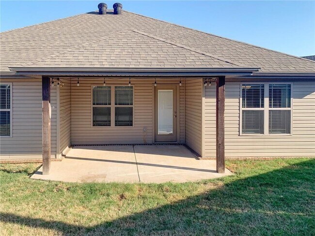 Building Photo - 900 SW Crownview St