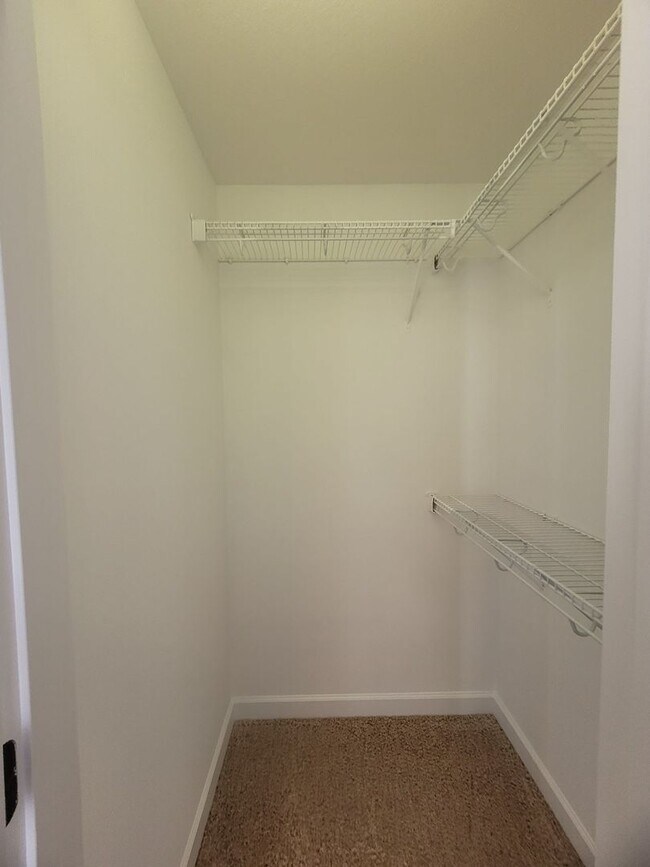 Building Photo - - Majestic 3 Bedroom 2.5 Bath + Bonus Room...
