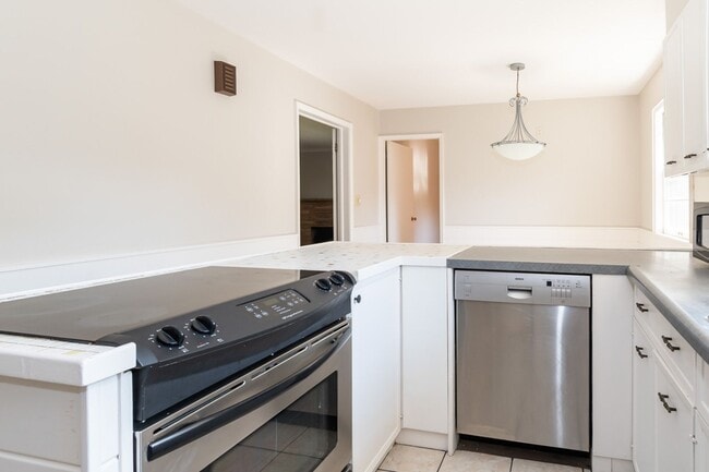 Building Photo - 3 bedroom 1.5 bath 1668 Sqft home just 1 m...