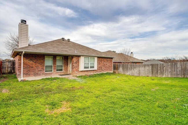 Building Photo - Great 3 Bedroom, 2 Bath, Brick Home in Great Neighborhood- White Settlement ISD- 76108