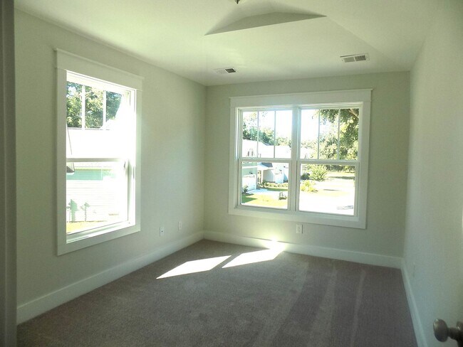 Building Photo - 16 Circlewood Dr